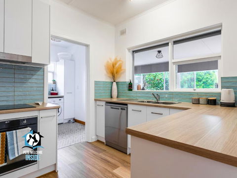 Renovated 3BR One Street To Beach - Foster Accommodation 3