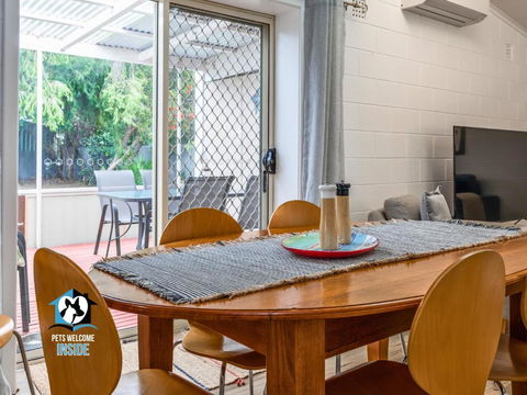 Renovated 3BR One Street To Beach - Foster Accommodation 2