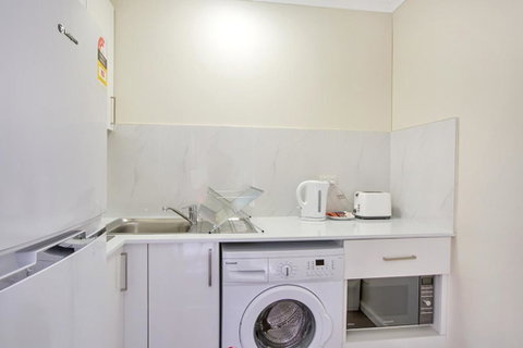 Renovated Stylish Studio - Foster Accommodation 3