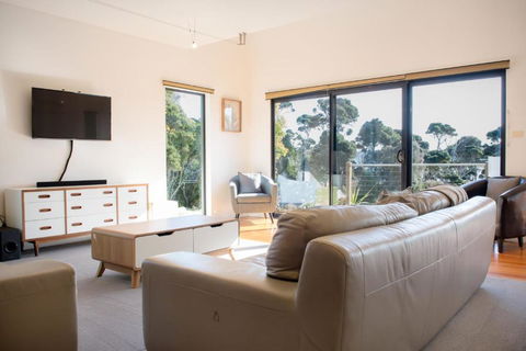 Retreat By The River - Views Wi-fi & Parking - Foster Accommodation 0