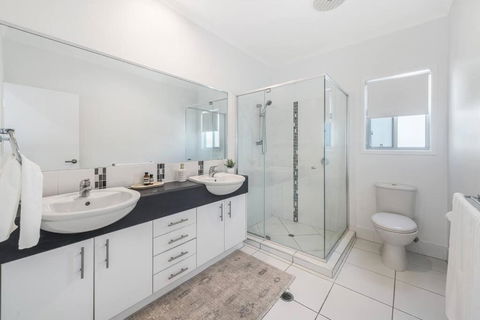 Retreat In The Heart Of Alex - 3BR Sleeps 11, Pool - Foster Accommodation 2