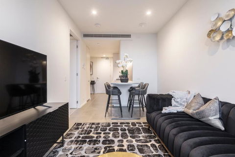 Ritzy Apartment In Iconic Australia 108 With Views - Foster Accommodation 2