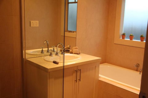 River Rock Cottage Centrally Located And Dog Friendly - Foster Accommodation 3