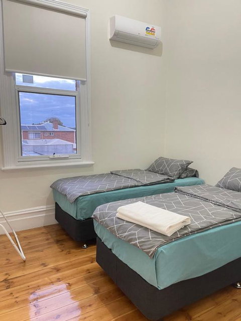 Riverside Hotel - Foster Accommodation 1