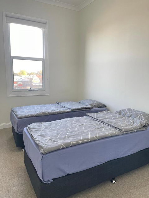 Riverside Hotel - Foster Accommodation 1