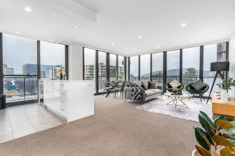 Roomy 2BR 2BA City-Centre Apt - Foster Accommodation 0