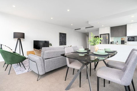 Roomy 2BR 2BA City-Centre Apt - Foster Accommodation 1