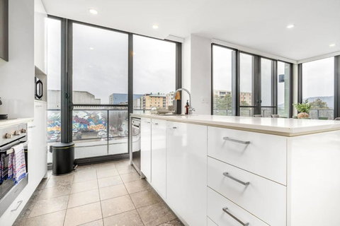 Roomy 2BR 2BA City-Centre Apt - Foster Accommodation 2