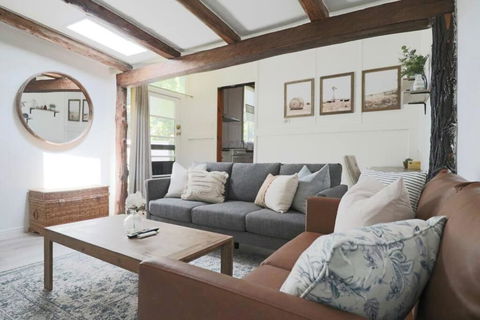 Rustic Chic 200 Metres From CBD - Foster Accommodation 0