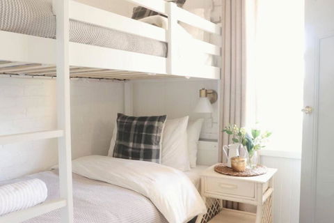 Rustic Chic 200 Metres From CBD - Foster Accommodation 1