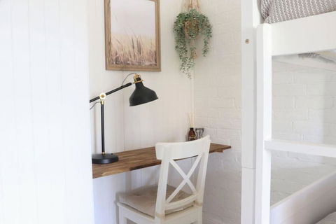 Rustic Chic 200 Metres From CBD - Foster Accommodation 2
