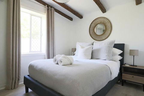 Rustic Chic 200 Metres From CBD - Foster Accommodation 3