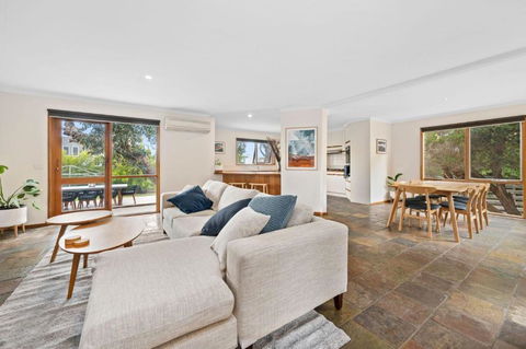 Roadknight Ocean Road View 236 - Foster Accommodation 3