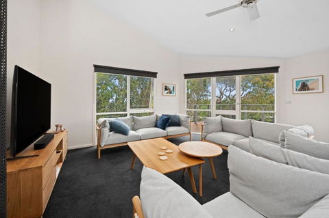 Roadknight Ocean Road View 236 - Foster Accommodation 1