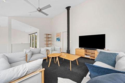Roadknight Ocean Road View 236 - Foster Accommodation 0