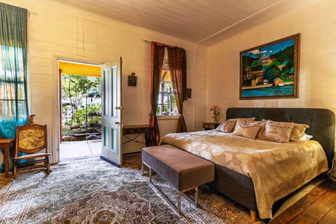 Robbie Burns Hotel Wyndham - Foster Accommodation 0