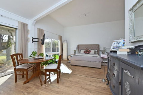 Rose Cottage Studio Romantic Or Solo Getaway. Spa, Games Room - Foster Accommodation 1