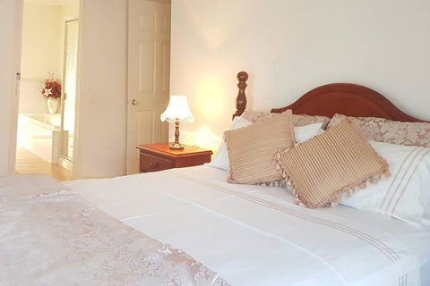 Roxy - A Spacious Cosy Getaway - Near Mel Airport - Foster Accommodation 0