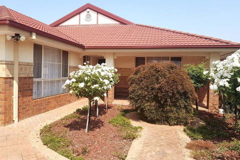 Roxy - A Spacious Cosy Getaway - Near Mel Airport - Foster Accommodation 1