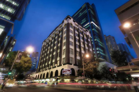 Royal Albert Hotel - Foster Accommodation 0