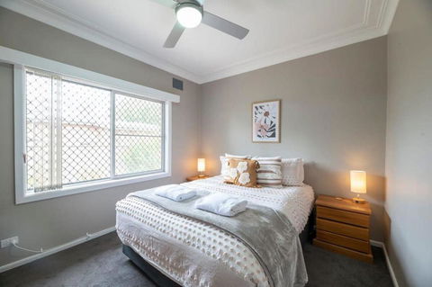 Roycox Cottage - Charming Escape, Fireplace - Foster Accommodation 1