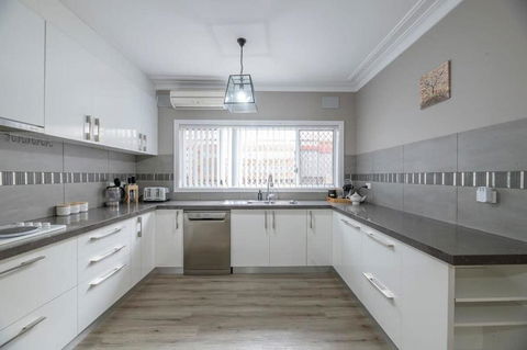 Roycox Cottage - Charming Escape, Fireplace - Foster Accommodation 2