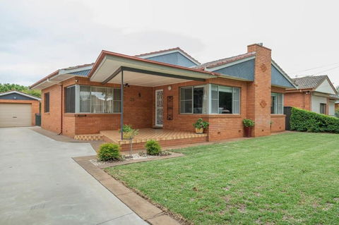 Roycox Cottage - Charming Escape, Fireplace - Foster Accommodation 3