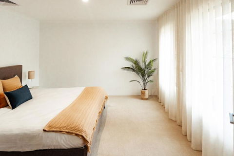 Salhus - Sleep In King Beds & Easy Walk To Town - Foster Accommodation 3