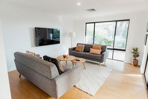 Salhus - Sleep In King Beds & Easy Walk To Town - Foster Accommodation 1