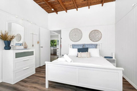 Sally Beach House With Ocean Views - Foster Accommodation 2