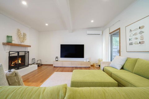 Salt Air Beach Retreat - 280m Walk To Foreshore, Check Out 5pm Sunday! - Foster Accommodation 3
