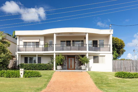 Salty Sea Beach House - Foster Accommodation 0