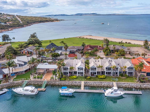 Salty Views - Foster Accommodation 1