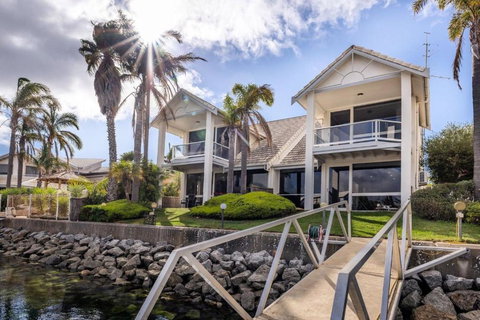 Salty Views - Foster Accommodation 0