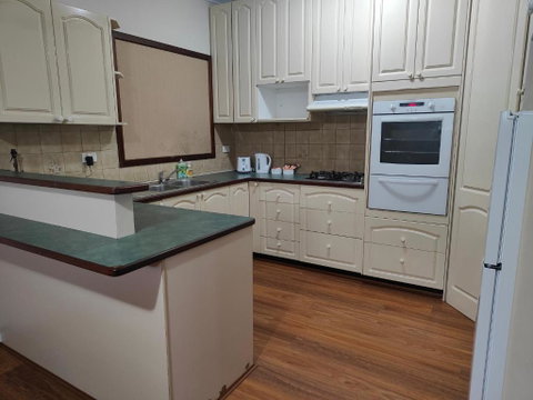 S&S Guest House - Foster Accommodation 3