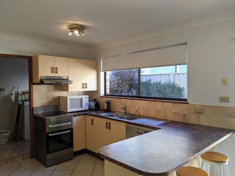 Sandy Shore Villa - Foster Accommodation 3