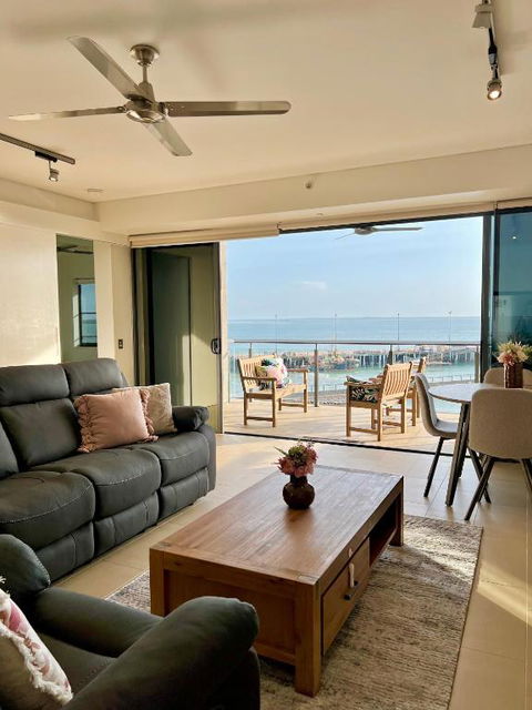Sea Pearl Apartment At Waterfront - Foster Accommodation 1