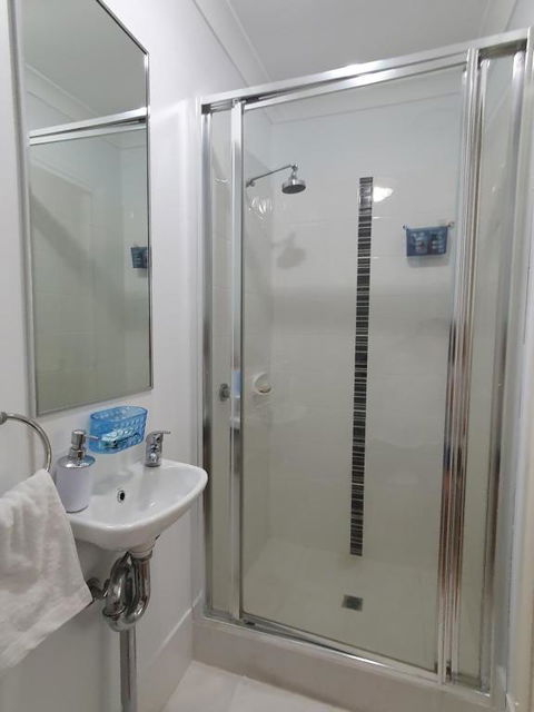 Sandalwood Guest Room - Foster Accommodation 3