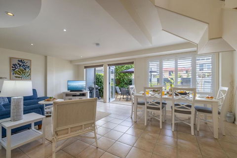 Sandcastles 4 -8 Ala Moana Way - Foster Accommodation 1