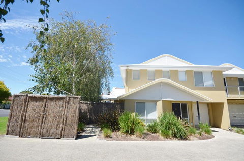 Sandpiper 10 - Close To Town And Beach - Foster Accommodation 0