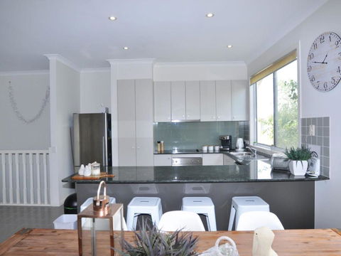 Sandpiper 3 - Close To Town And Beach - Foster Accommodation 2