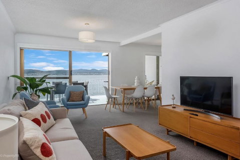 Sandy Bay Waterfront - Foster Accommodation 2