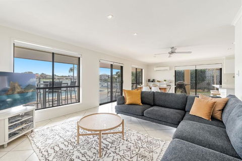 Sandy Shores - Absolute Waterfront & Swimming Pool - Foster Accommodation 1