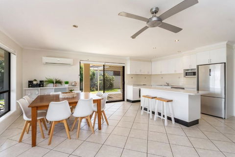 Sandy Shores - Absolute Waterfront & Swimming Pool - Foster Accommodation 2