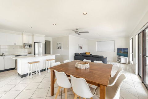 Sandy Shores - Absolute Waterfront & Swimming Pool - Foster Accommodation 3