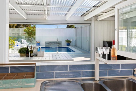 SANTORINI BEACH HOUSE SAFETY BEACH - Foster Accommodation 3