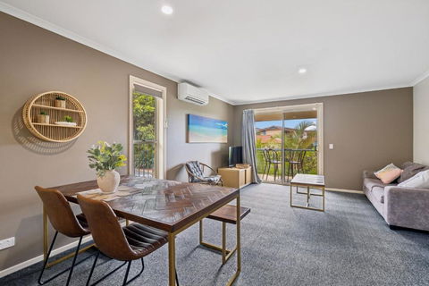 Sapphire Beach Poolside Retreat - Foster Accommodation 3