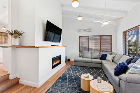 Sea Breeze Coastal Beach House Pet Friendly - Foster Accommodation 0
