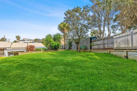 Sea Breeze Coastal Beach House Pet Friendly - Foster Accommodation 3