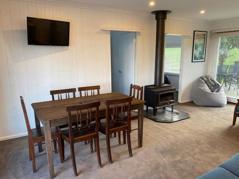 Seacroft Beach House - Foster Accommodation 2